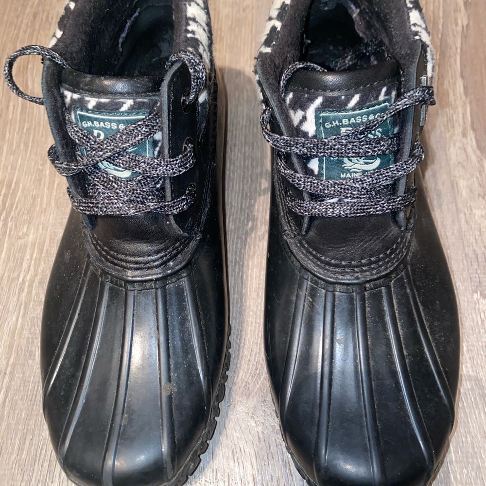 Black and white G.H. Bass bootie boots!  Excellent Used Condition!  Size 8